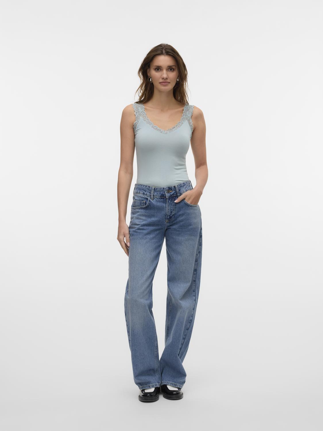 model_shot-front_full